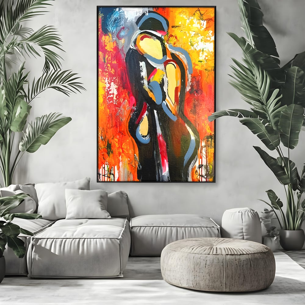Tablou canvas cu pictura abstracta cu un cuplu imbratisat, in rama de aluminiu negru, pe perete intr-un living